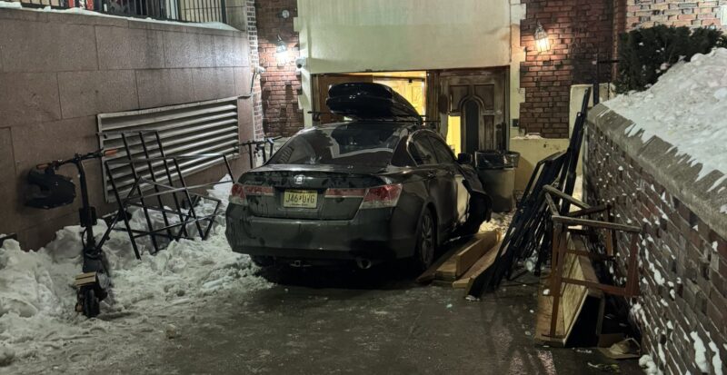Driver repeatedly crashes car into Chabad Lubavitch HQ; no injuries reported
