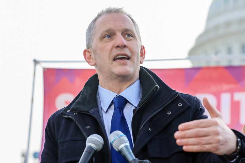 Democratic lawmakers rally support for war powers resolutions at J Street conference